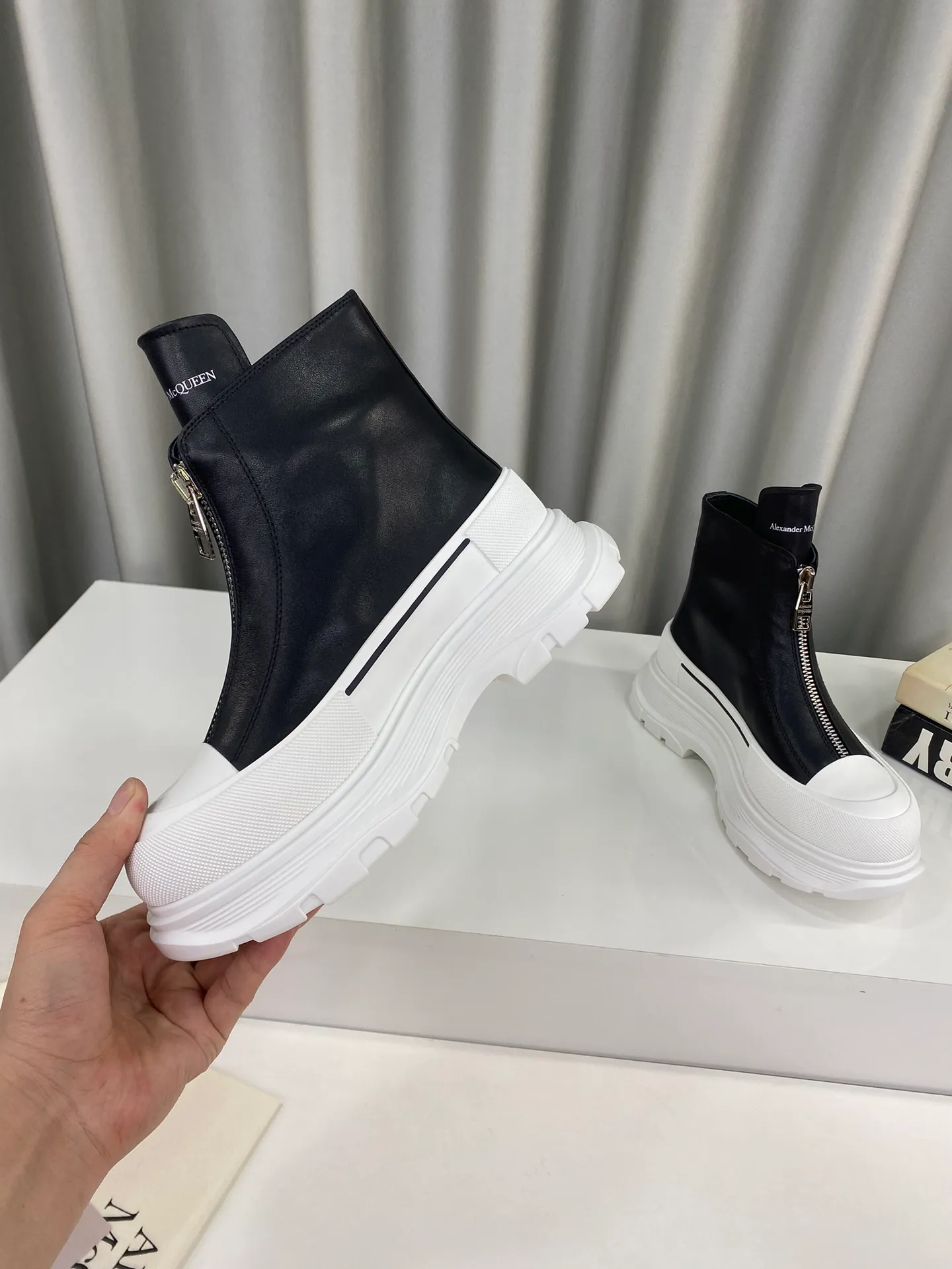 👟👟Ex-factory price 640👟👟Male +10 🔺Mc Queen 🔺Alexander McQueen's latest model, thick-soled front zipper motorcycle boots🌈 The designer has a bold idea, perfectly combined with the trend of the times, super comfortable and versatile, new motorcycle style design, multiple crafts splicing outsole, it is perfect, many celebrities and Internet celebrities endorse it. 🔥Material: Original custom-made first-layer cowhide for the upper. Interior: Original custom crystal sheepskin lining. Outsole: Original TPU multi-layer combination outsole, •┈┈┈┈┈┈★┈┈┈┈┈┈┈• Size: Women’s 35～39 (34, 40, customization is non-returnable) Men’s 39～44 (38, 45, customization is not returnable) Full set of counter original packaging